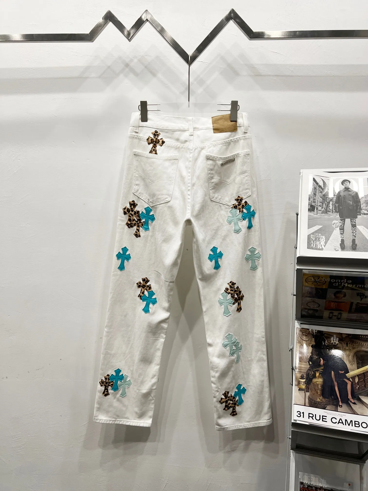 P260 Style No.: (c016) Croxin & 𝐂𝐡𝐫𝐨𝐦𝐞 𝐇𝐞𝐚𝐫𝐭 ss25 new ice blue leopard print cross patchwork leather jeans. Styles with different washed textures are very friendly to people with thin legs. The slightly flared version perfectly modifies the shape of the legs. The timeless and moderate length makes it easy to match and match. It is the basis for various styles and is a must-have in your wardrobe! The fabric is stiff but also makes the upper body soft without losing texture. The washing process is even more perfect. It is a must-have item for everyone! ! ! Washed wheat, tag, pants label, three labels complete Color: white Size: 28-30-32-34